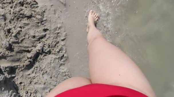Piernas de mujer caminando por la playa de arena cámara lenta — Vídeo de stock