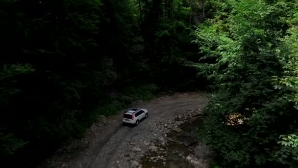 Volgende auto verplaatsen door bergen canyon — Stockvideo