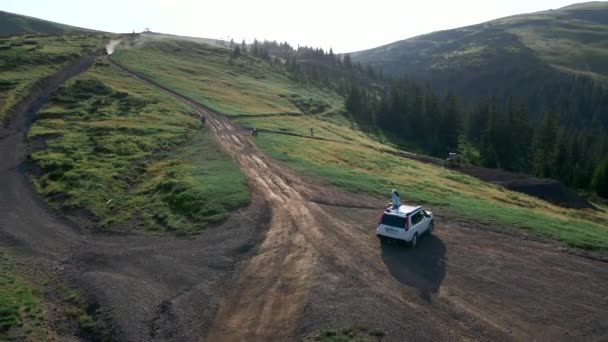 Luftaufnahme der Karpaten bei Sonnenuntergang. Roadtrip mit Geländewagen — Stockvideo