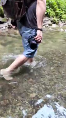 Şelaleye doğru yürüyen bir gezgin.