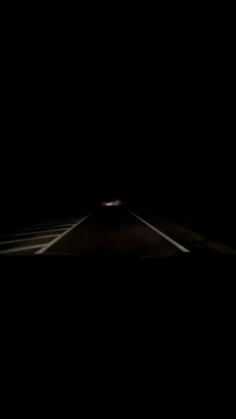 Tor nocny przy deszczowej pogodzie — Wideo stockowe
