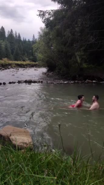 Vista aérea do casal nadando nas montanhas rio — Vídeo de Stock
