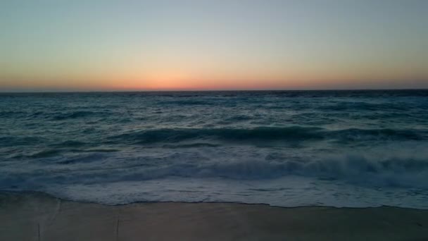 Vista aerea del tramonto sopra il mare ionico tempestoso — Video Stock