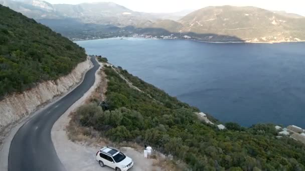 Concept de voyage en voiture vue aérienne de la route de montagne près de la mer à l'île de Lefkada — Video