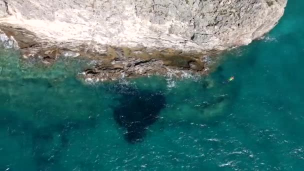 海岸の断崖絶壁の空中からの眺め — ストック動画