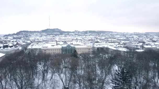 Vedere aeriană a iernii zăpadă oraș european — Videoclip de stoc