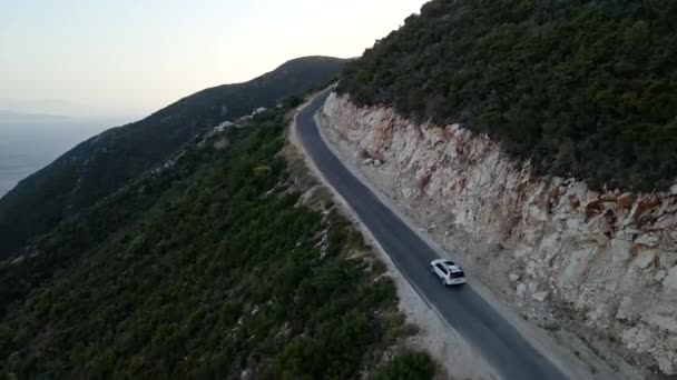 Conceito de viagem de carro vista aérea da estrada de montanha perto do mar na ilha de lefkada — Vídeo de Stock