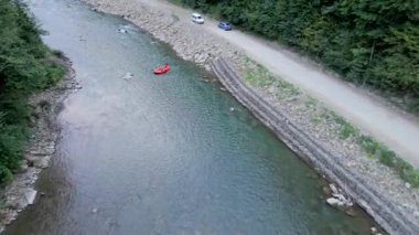 Mountain River 'da rafting manzarası
