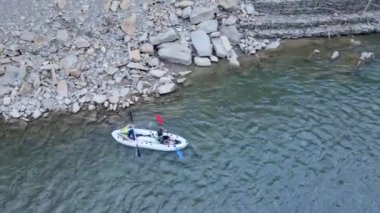 Mountain River 'da rafting manzarası