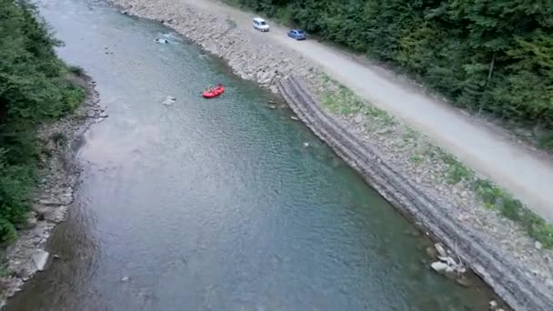 Vista aérea del rafting en el río de montaña — Vídeos de Stock