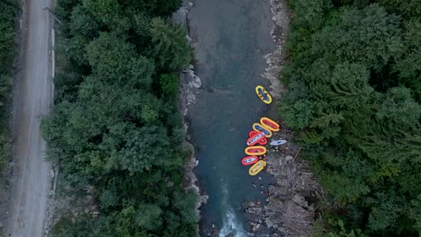 Légi kilátás rafting hegyi folyón — Stock videók