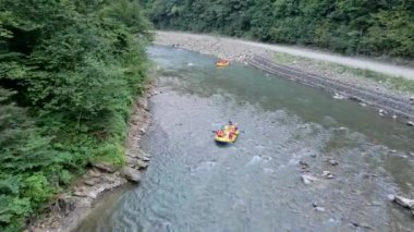 Mountain River 'da rafting manzarası