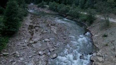 Mountain River 'da rafting manzarası