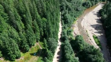 ATV 'deki bir grup turistin dağ yolunda giderken görüntüsü.