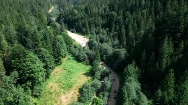 ATV 'deki bir grup turistin dağ yolunda giderken görüntüsü.