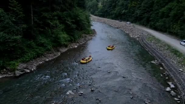 Vista aerea di rafting al fiume di montagna — Video Stock