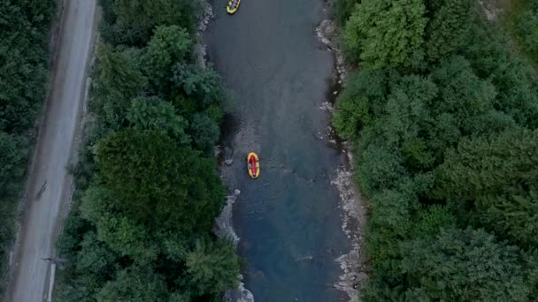 Légi kilátás rafting hegyi folyón — Stock videók