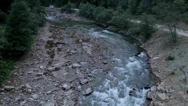 Вид з повітря на рафтинг на гірській річці — стокове відео