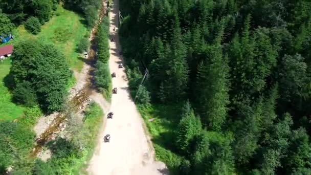 Widok z lotu ptaka grupy turystów na ATV jazdy szlakiem górskim — Wideo stockowe
