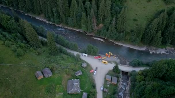 Vista aérea del rafting en el río de montaña — Vídeos de Stock