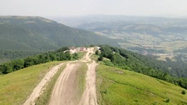 Yaz mevsiminde dağların hava manzarası