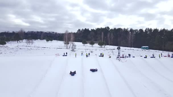 Families having fun at snow tubing park — Stock Video