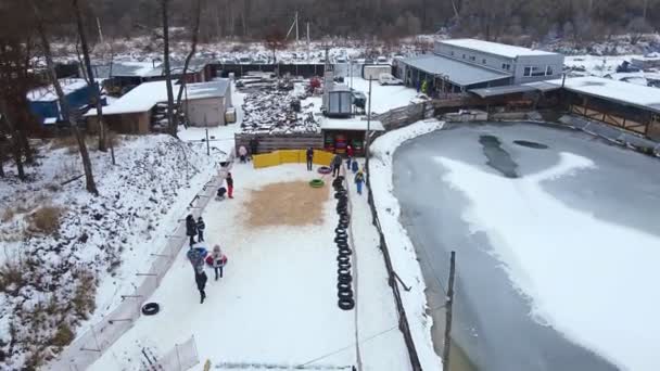 Lviv, Ukraine - 30 janvier 2021 : Les familles s'amusent au parc de tubes à neige — Video