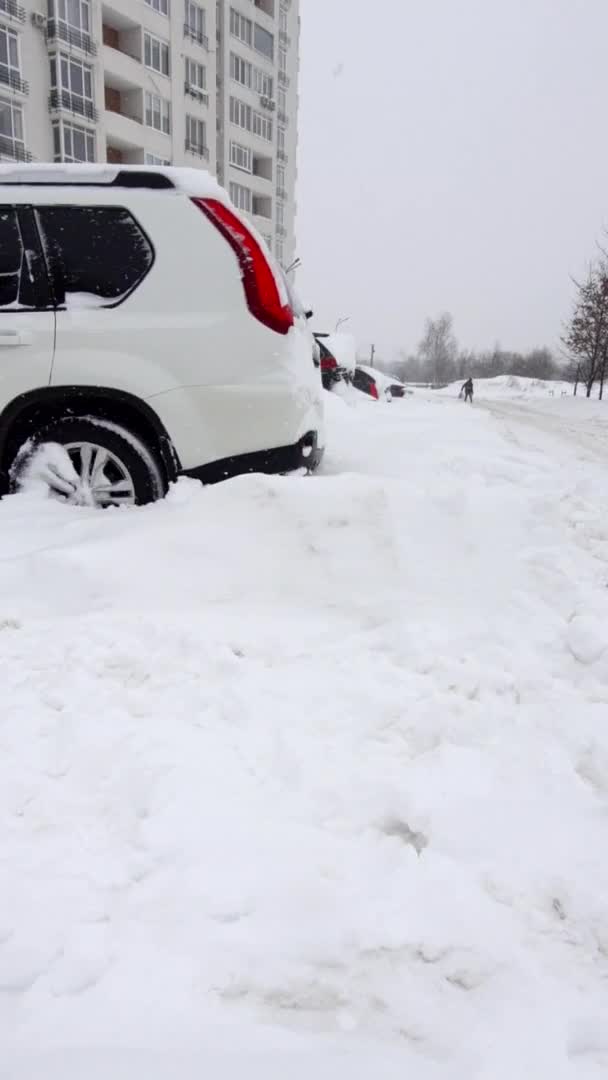 Auto odstěhovat z parkoviště při sněhové bouři zhroucení — Stock video