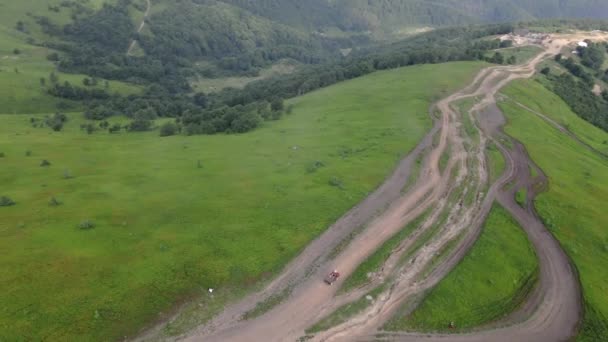 Luftaufnahme Geländewagen, die von einem Hügel auf die Spitze des Berges fahren — Stockvideo