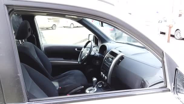 Человек, сидящий в машине и запускающий двигатель — стоковое видео