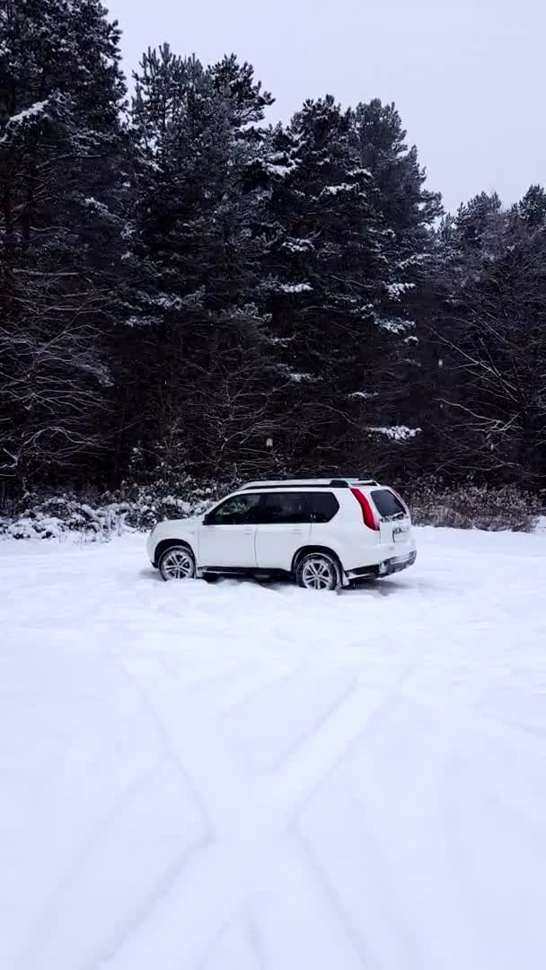SUV autó erdőben, miközben havazik — Stock videók