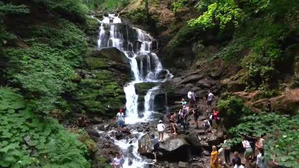 Pilipets, Oekraïne - 17 Juli 2021: toeristen mensen in de buurt van waterval oriëntatiepunt — Stockvideo