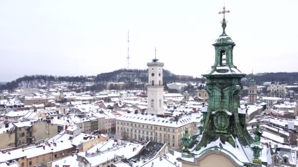 Flygfoto över snöade centrum — Stockvideo