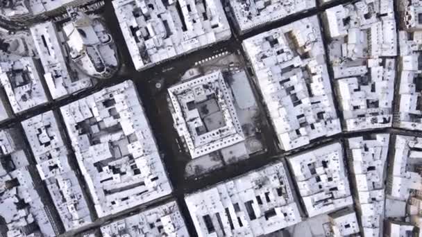 Blick von oben auf verschneite Dächer der Stadt — Stockvideo