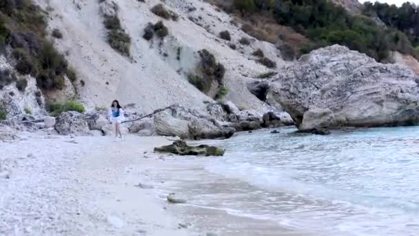 Sonriente mujer corriendo por mar playa — Vídeos de Stock