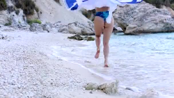 Sorrindo mulher correndo pela praia do mar — Vídeo de Stock