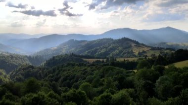 Karpat dağlarının tepesinde gün batımı