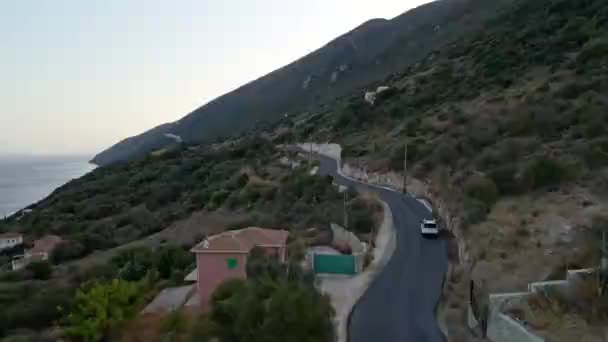 Concetto di viaggio auto vista aerea della strada di montagna vicino al mare a Lefkada isola — Video Stock