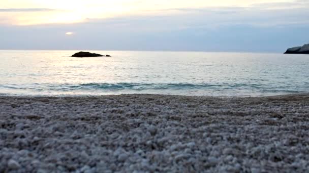 Sonnenuntergang über griechischem Meeresstrand — Stockvideo