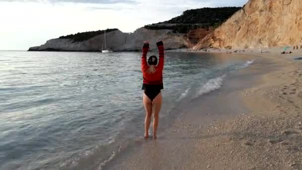 Macchina fotografica che gira intorno ballando ragazza al mare spiaggia al tramonto — Video Stock