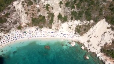 Güneşli yaz günlerinde solkas sahilinin hava manzarası. İnsanlar Yunanistan 'da güneşleniyorlar.