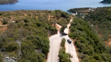 Lefkada Adası 'ndaki dağ yolundaki arazi aracının hava görüntüsü.