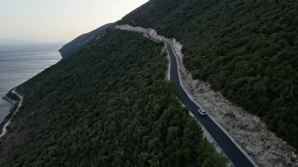 Conceito de viagem de carro vista aérea da estrada de montanha perto do mar na ilha de lefkada — Vídeo de Stock