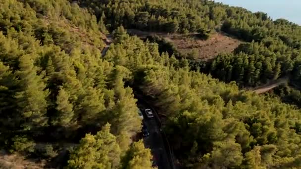 Vista aérea do carro suv na estrada na estrada das montanhas na ilha de Lefkada — Vídeo de Stock