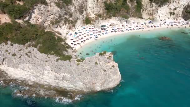Vista aerea della spiaggia di Lefkas a soleggiata giornata estiva persone prendere il sole vacanza in Grecia — Video Stock