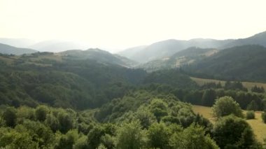 Gün batımında Karpat Dağları 'nın üzerinden görüş