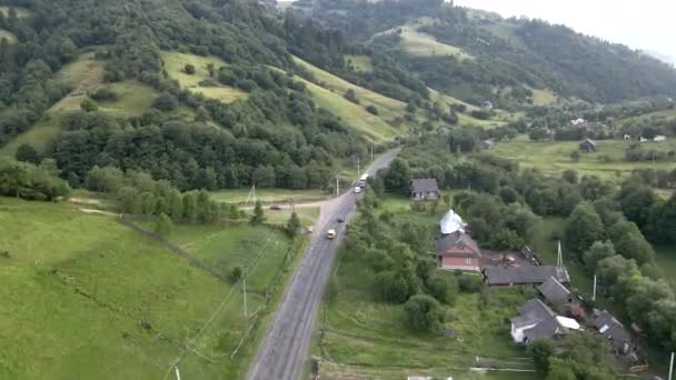 Concepto de viaje dolly disparar seguimiento después de coche en la carretera — Vídeo de stock