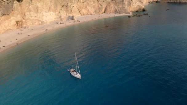 Vista aérea del yate en porto katsiki lefkada isla Grecia — Vídeos de Stock