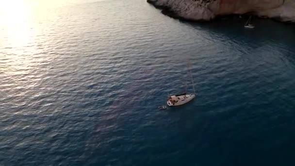 ポルトカツィキ島のヨットの空の景色ギリシャ — ストック動画