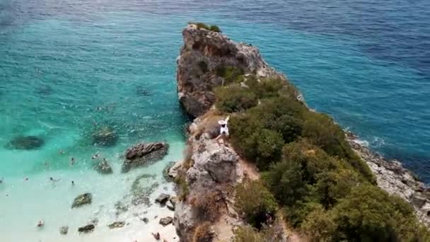 Vue aérienne de la femme heureuse à la plage de la mer falaise sur fond — Video